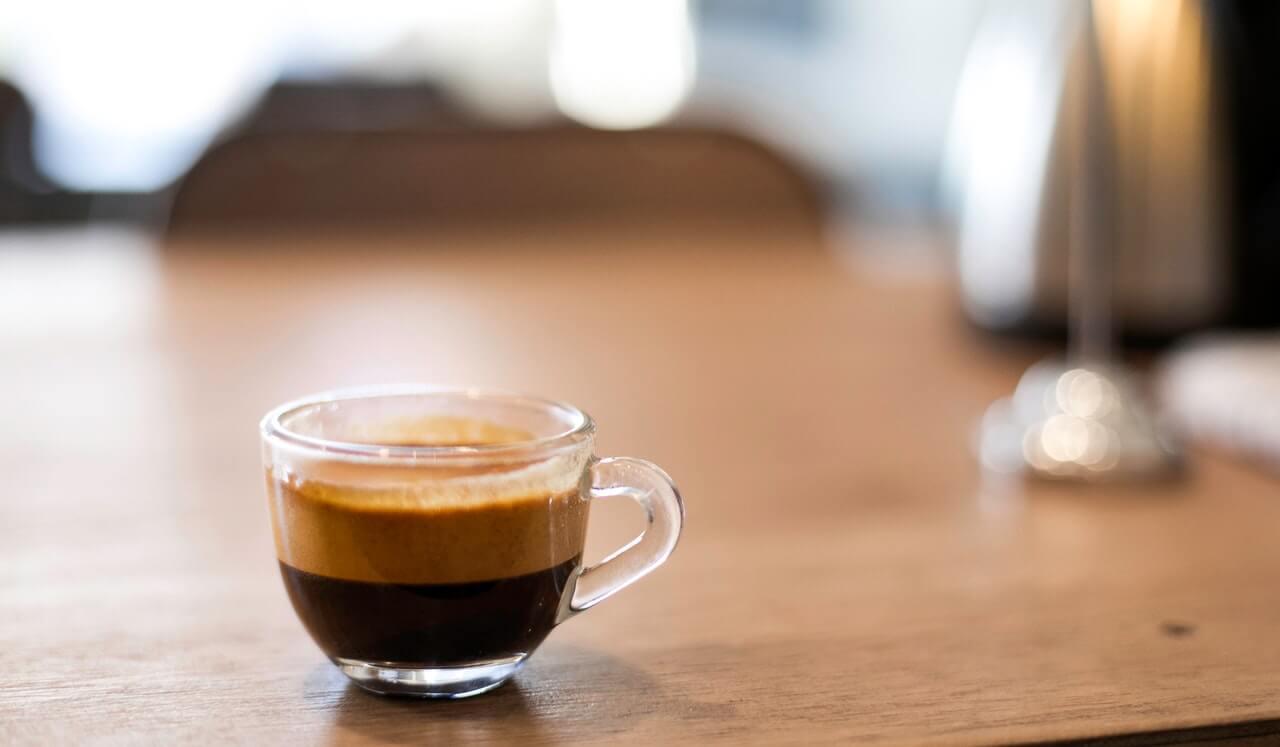 Mennyi koffein van egy csésze kávéban?